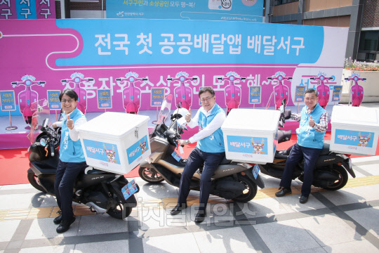 이재현(맨왼쪽) 인천 서구청장이 지난해 5월 공공배달서비스 '배달서구' 출범식에서 박남춘(왼쪽 두번째) 인천시장 등과 배달 오토바이를 타고 포즈를 취하고 있다.  인천 서구청 제공